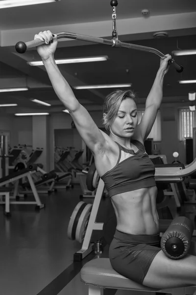 Kvinna som motionerar i gym — Stockfoto