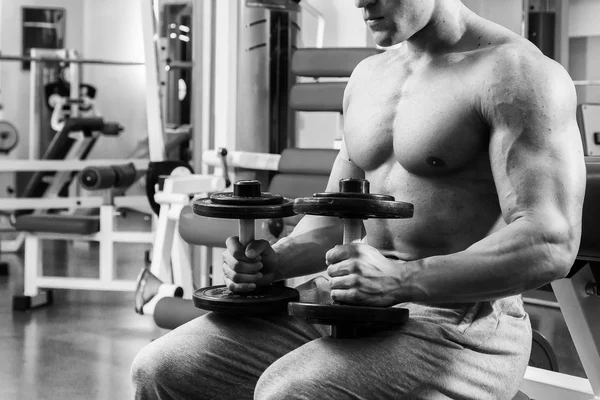 Homem fazendo exercício com halteres — Fotografia de Stock