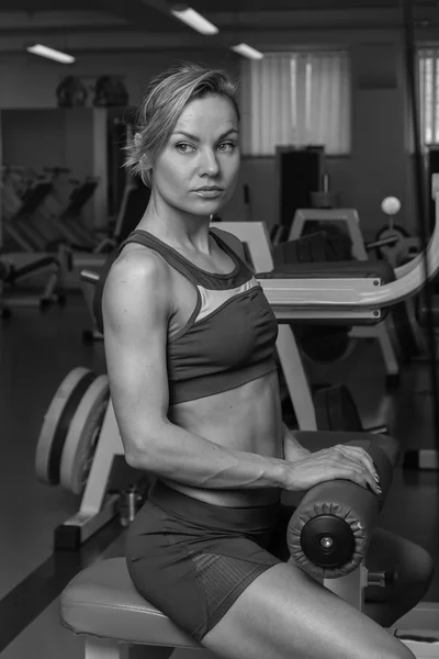 Женщина делает упражнения в тренажерном зале — стоковое фото