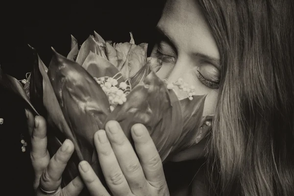 Kvinna med bukett blommor — Stockfoto
