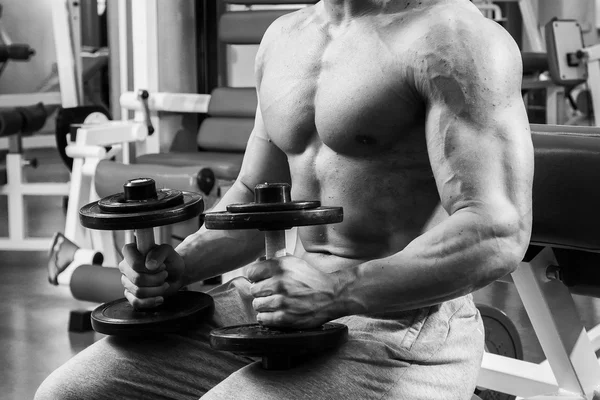 Homem fazendo exercício com halteres — Fotografia de Stock