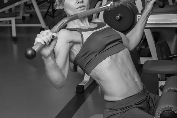 Kvinna gör övningar i gym — Stockfoto