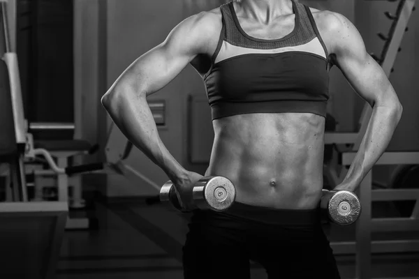 Kvinna gör övningar i gym — Stockfoto