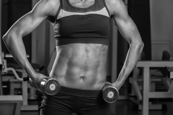 Frau macht Übungen im Fitnessstudio — Stockfoto