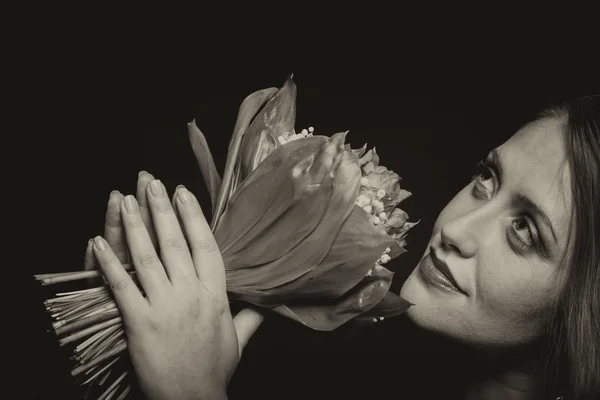 Kvinna med bukett blommor — Stockfoto
