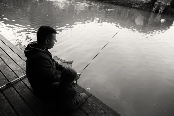 Padre e hijo de pesca —  Fotos de Stock