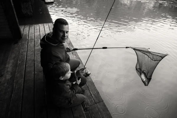 Padre e hijo de pesca —  Fotos de Stock