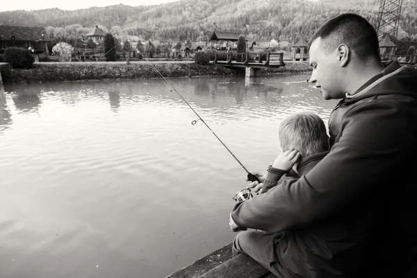 Padre e hijo de pesca —  Fotos de Stock