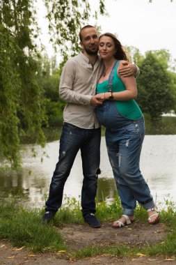 Güzel aile birlikte bebek için bekliyor