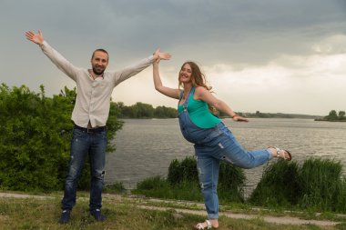 Güzel aile birlikte bebek için bekliyor