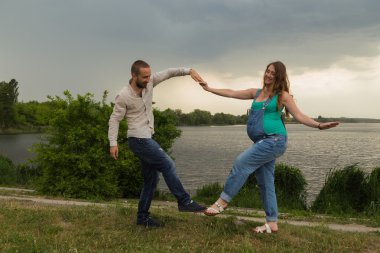 Güzel aile birlikte bebek için bekliyor