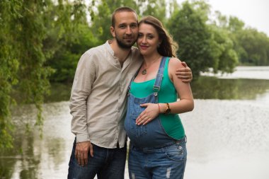 Güzel aile birlikte bebek için bekliyor