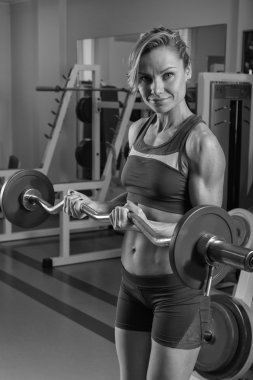 Kadın egzersiz yapıyor.