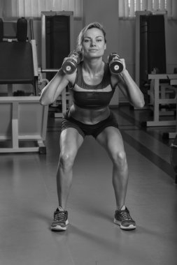 Kadın egzersiz yapıyor.