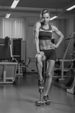 kadın kas gösterir