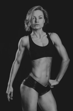 güçlü kadın kas gösterir