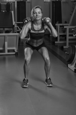 Kadın egzersiz yapıyor.