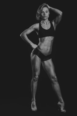 vücut geliştirmeci kadın kasları gösterir