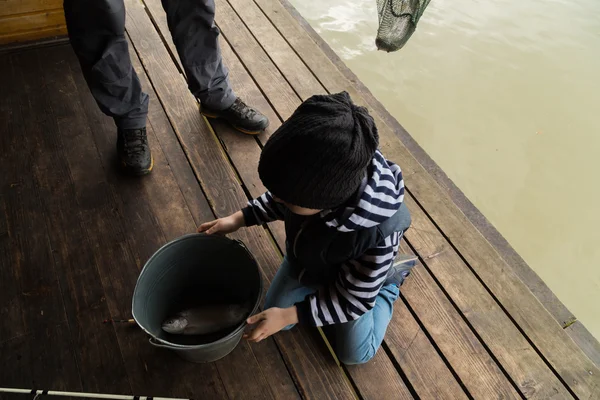 Padre e figlio pesca — Foto Stock