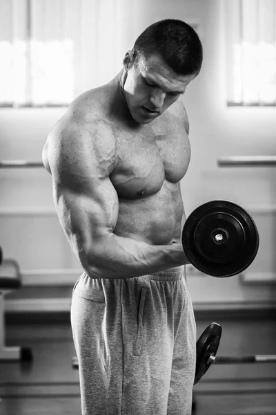 Hombre haciendo ejercicio con mancuerna — Foto de Stock