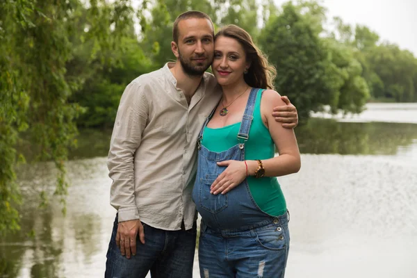 Bela família esperando pelo bebê juntos — Fotografia de Stock