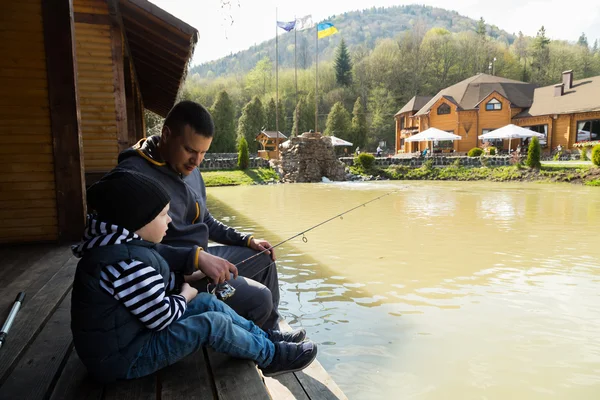 Pai e filho pesca — Fotografia de Stock