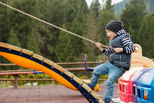 Pequeño niño en swing — Foto de Stock