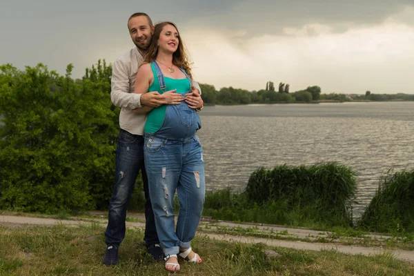 Smuk familie venter på baby sammen - Stock-foto