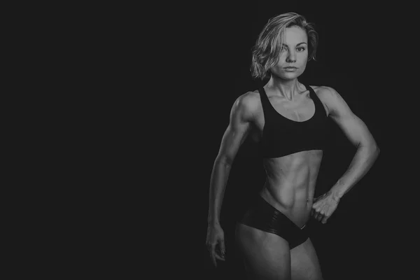 Fisiculturista mulher mostra seus músculos — Fotografia de Stock