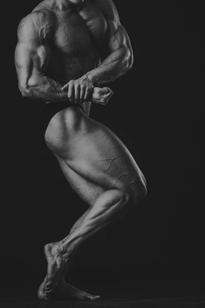 Hombre muestra músculos — Foto de Stock