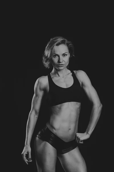 Bodybuilder donna mostra i muscoli — Foto Stock