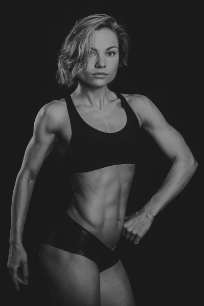 Bodybuilder woman shows her muscles — Stock Photo, Image