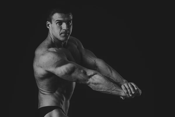 Mężczyzna pokazuje mięśni — Zdjęcie stockowe