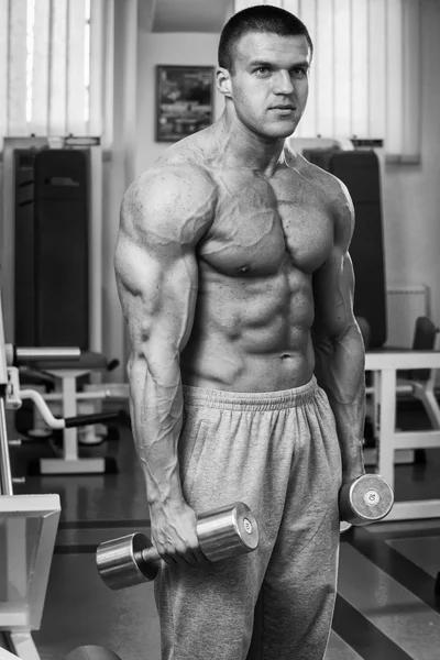 Hombre haciendo ejercicio con pesas — Foto de Stock