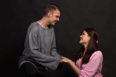 Genç çift karanlık bir arka plan üzerinde ihale