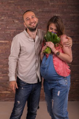 Genç bir çift bebek bekliyor.