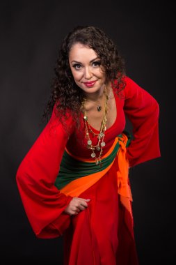 Kırmızı siyah bir zemin üzerine muhteşem bir kadın