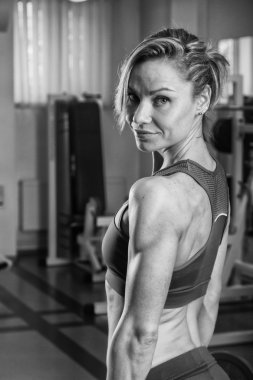 Spor salonunda güzel sarışın