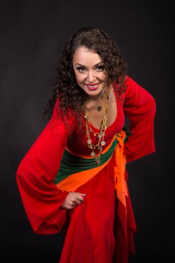 Kırmızı siyah bir zemin üzerine muhteşem bir kadın