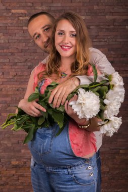 Genç bir çift bebek bekliyor.