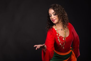 Kırmızı siyah bir zemin üzerine muhteşem bir kadın