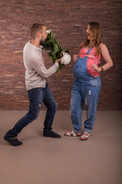 年轻夫妇怀孕了 — 图库照片