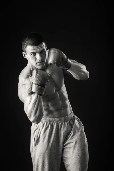 健壮的男人在拳击手套 — 图库照片