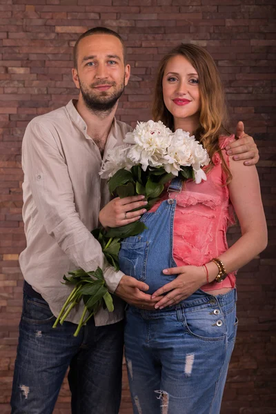 Casal jovem esperando um bebê — Fotografia de Stock