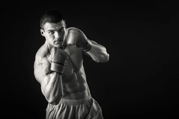 Atletische man in bokshandschoenen — Stockfoto