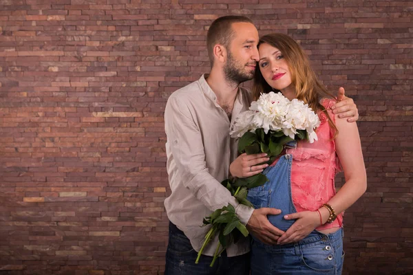 Jeune couple attend un bébé — Photo