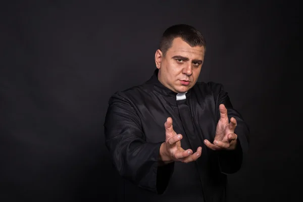 El actor desempeña el papel de sacerdote — Foto de Stock