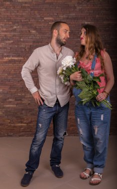 Genç bir çift bebek bekliyor.