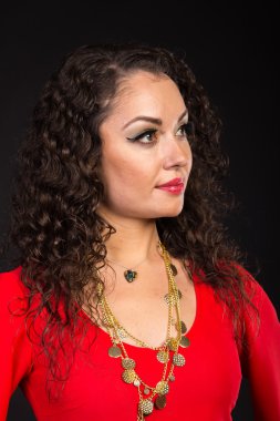 Kırmızı siyah bir zemin üzerine muhteşem bir kadın