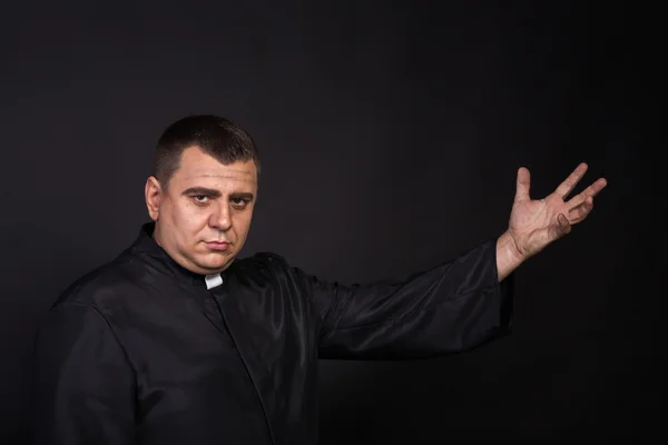 El actor desempeña el papel de sacerdote — Foto de Stock